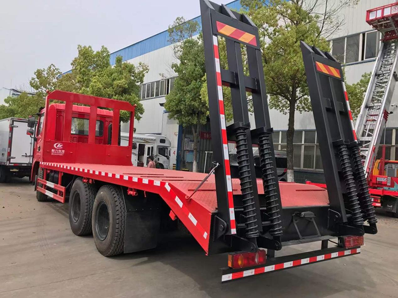 國(guó)六東風(fēng)錦程小三軸平板運(yùn)輸車